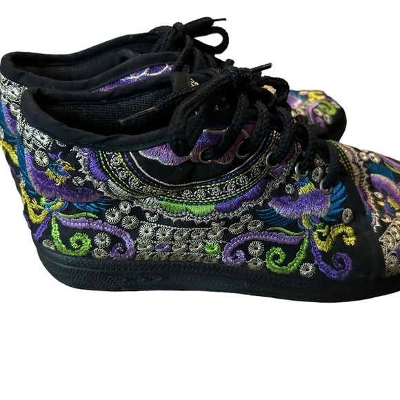 Beautiful Embroidered Handmade Sneakers from Thailand - Picture 4 of 7